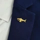 Значок из стали BROCHE брошь бижутерия Акула золотистый BRGV115231 - изображение 2