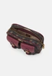 Жіноча сумка кросс-боді через плече GUESS NO LIMIT - Crossbody Sling Bag Set Brown logo / Merlot (51946) - зображення 3