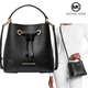 Жіноча шкіряна сумка Michael Kors Mercer Small Pebbled Leather Bucket Bag (чорна) - зображення 2