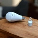 Світлодіодна лампочка з акумулятором LumiBeam Y3920 Автономна аварійна лампа з патроном та гачком 20W E27 2 режими - зображення 2