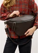 Женская кожаная сумка бананка под ноутбук с декоративной цепочкой SAMBAG Коричневый (507204626) - изображение 6