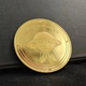 Позолоченная сувенирная монета Alien UFO — коллекционный подарок для любителей космоса и НЛО - изображение 2