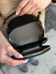 Сумка жіноча з регульованим ремінцем через плече кросбоді кругла з брелком в комплекті чорна - изображение 4