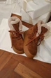 Женские высокие зимние угги PARADIZE SHOES из рыжей замши со шнуровкой и белой меховой опушкой на высокой подошве 36 размер (стелька 23,4 см) - изображение 2