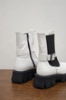 Жіночі шкіряні черевики PARADIZE SHOES білого кольору з чорними боковими вставками з бічною блискавкою та декоративною пряжкою збоку на високій масивній чорній підошві 38 розмір (устілка 25,5 см) - зображення 4