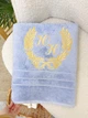 Банное махровое полотенце Family Tradition двусторонняя махра с вышивкой 140х70 см голубое Мой герб с вензелем - изображение 1