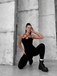 Спортивный комбинезон на бретелях с моделирующими швами, с чашками и без пуш-ап, черного цвета, размер M - изображение 3