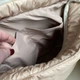 Дутая стеганая песочная женская сумка с водоотталкивающей подкладкой - изображение 6