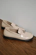 Женские элегантные лаковые кожаные туфли PARADIZE SHOES бежевого цвета с декоративной пряжкой спереди 37 размер (стелька 24,5 см) - изображение 2