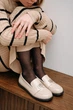 Женские элегантные лаковые кожаные туфли PARADIZE SHOES бежевого цвета с декоративной пряжкой спереди 37 размер (стелька 24,5 см) - изображение 6