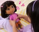 Lalka podstawowa Spin Master Dora śpiewaj i odkrywaj (mówi po grecku) (6073359)(681147072879) - obraz 4