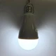 Лампочка аккумуляторная светодиодная аварийная E27 20Вт, энергосберегающая автономная LED-лампочка с крючком от сети 220В и аккумулятора, холодный белый свет, для дома, офиса и дачи Белая, ELSS-2069 - изображение 11