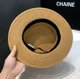 Изысканная шляпа с лентой и декоративной пряжкой "CD" Капучино - изображение 2
