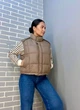 Жилетка жіноча Lady Yep 9039 стьобана коротка вставка з екошкіри на спині 42 капучино - зображення 2