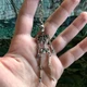 Металлический брелок-скелет с подвижными частями — готический аксессуар - изображение 2