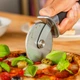 Нож для пиццы KitchenAid Classic KHH113OHOBEG 24 см черный - изображение 2