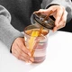 Стеклянный стакан для кофе Amber 400 мл со вставкой из кожи и трубочкой, золото - изображение 3