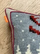 Подушка Kaanni Олень в бордовом шарфике 45х45 см 45х45 Сірий - изображение 4