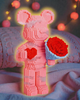 Конструктор Мишка Bearbrick с подсветкой розовый 2500 деталей 35 см Медведь - изображение 4