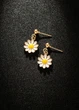 Сережки женские с маленькими ромашками Fashion Jewelry Золотистие 19935 - изображение 2