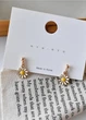 Сережки женские с маленькими ромашками Fashion Jewelry Золотистие 19935 - изображение 5