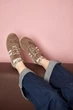 Демисезонные кроссовки PARADIZE SHOES замшевые темно-бежевого цвета с кожаными белыми элементами на двухцветной низкой подошве 40 размер (стелька 26,2 см) - изображение 3