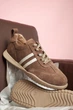 Демисезонные кроссовки PARADIZE SHOES замшевые темно-бежевого цвета с кожаными белыми элементами на двухцветной низкой подошве 40 размер (стелька 26,2 см) - изображение 6