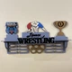 Медальниця Вільна боротьба іменна з поличкою Тримач для медалей Wrestling 340х650х120мм - зображення 1