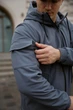 Мужская куртка Intruder Softshell удлиненная с защитой горла водоотталкивающая с капюшоном и с 4 карманами серая/3XL - изображение 5