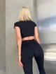 Спортивный женский костюм Hot с имитацией белья для фитнеса и йоги (кроп-топ футболка + леггинсы) c двойным Push Up Однотонный XS-S Черный (JB01_HOTS) - изображение 2