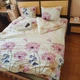 Постільна білизна KoTetextile плюшева велюрова сімейний 150-215 см (2шт) 70-70 2шт з резинкою квіти на молочному - зображення 1