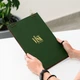 Планшет меню А4 Inko Horeca деревянный с кожаной обложкой на зажиме П04А4 Зеленый - изображение 2
