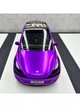 Колекційна модель Tesla Model Y із зарядною станцією, 1:24, фіолетовий металік - изображение 3