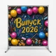 Праздничная фотозона Выпуск 2026 яркие розовые и синие шарики с канцелярией на темном фоне 160x160см, №41005 - изображение 2