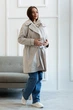 Демисезонный плащ 3 в 1 для беременных и слингоношения Kimberly 46 Lullababe Молочный LB01KM162 - изображение 6