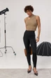 В'язана коротка майка з вирізом - кавовий цвет, ONE SIZE - изображение 3