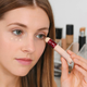 Коригуючий консилер Maybelline Instant Eraser Age Rewind 24 г Natural Color для маскування темних кіл під очима з вбудованим спонжем-аплікатором - зображення 2