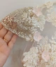 Праздничное платье для девочки с кружевом, цветочками и вышивкой 147 см блестящее кремово-розовое - изображение 6
