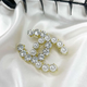 Брошка Шанель стрази перламутрові намистини для особливого образу декоративна жіноча прикраса на одяг Золотистий - зображення 1