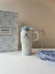 Термокружка Stanley 1913 x LoveShackFancy Coquette Bow – Winter Ice® H2.0 FlowState™ Tumbler | 20 OZ 591 мл в подарочной коробке белый с рисунком - изображение 1