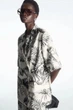 Блейзер жіночий COS botanical-print short-sleeved blazer 1229904001 36 Чорно-Бежевий - изображение 3