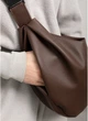Жіноча сумка Sambag HOBO Comfy шоколадна 50x28x5 см екошкіра міська Sambag 55178 - зображення 10