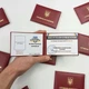 Сувенірне жартівливе посвідчення Бізнесвумен в м'якому бордовому бланку креативний подарунок для подруги - зображення 1