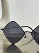 Сонцезахисні окуляри Saint Laurent SL 302 Lisa 002A — чорна ромбоподібна металева оправа, унісекс, - зображення 3