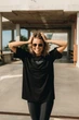 Жіноча футболка з принтом вільного крою з віскози подовжена Seventeen S-M Чорний (2000000177656) - изображение 7