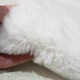 Прикроватный пушистый коврик из искусственного меха антискользящий нежный теплый мягкий как мех кролика на латексной основе комфортный для ног 70×110 см Белый - изображение 6