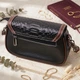 Женская кожаная сумка Vintage 22х14х6,5 см черная маленькая с клапаном и ремнем через плечо 60653 - изображение 2