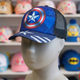 Детская кепка тракер Капитан Америка (Captain America) с сеткой, регулируемая, 53–56 см, черная, с принтом - изображение 1