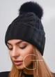 ШАПКА УЗОРОМ "КОСЫ" С ПЕСЦОВЫМ ПОМПОНОМ - 26815-8 чёрный - изображение 1