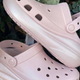 Сабо на високій платформі Crocs Classic Crush Clog 38-39 р 24.3-24.8 см Ніжно-рожевий 207521-M6/W8 Shimmer Pink - зображення 7